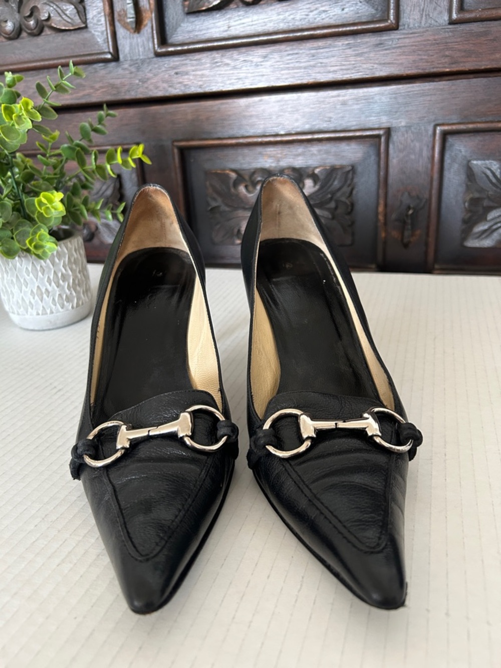 Gucci Black Leather Pointed-Toe Pumps with Silver Horsebit - Picture 5 of 12